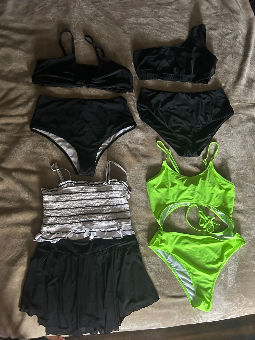 Woman’s Swimsuit Lot size L (4) total